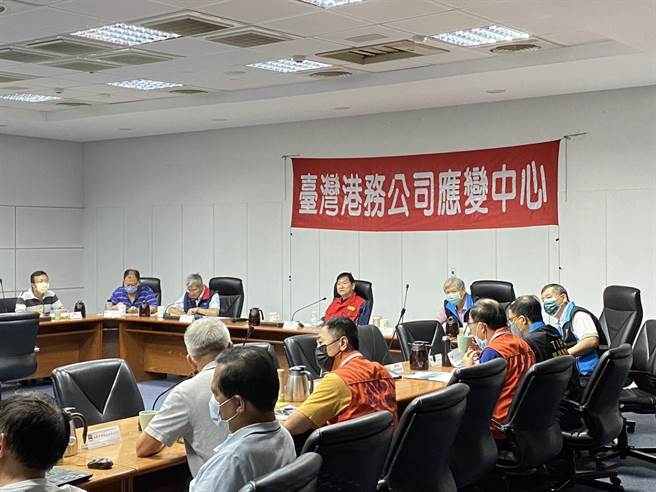 交通部次長祁文中持續坐鎮應變中心督導天使輪最新處置情形(港務公司提供／簡立欣台北傳真)