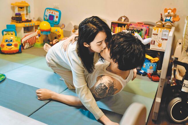 李沐（左）与陈昊森拍床戏力求一次过关。（风起娱乐提供）