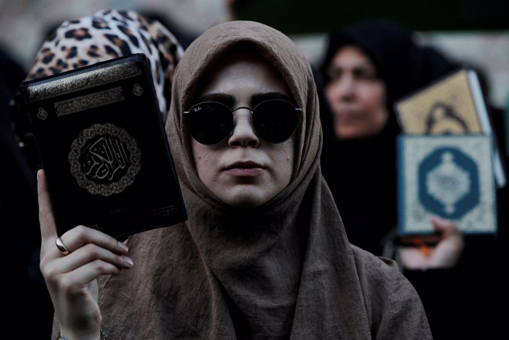 图为抗议者手持《古兰经》在瑞典驻土耳其伊斯坦堡总领事馆外示威。图/路透(photo:ChinaTimes)