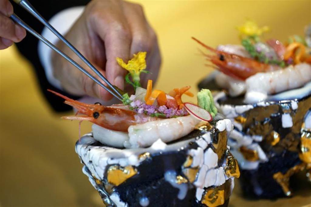 北京高档寿司店「东也」（Toya）的厨师兼老板谷冈和幸，7月25日在准备生鱼片拼盘。（图片／路透）(photo:ChinaTimes)