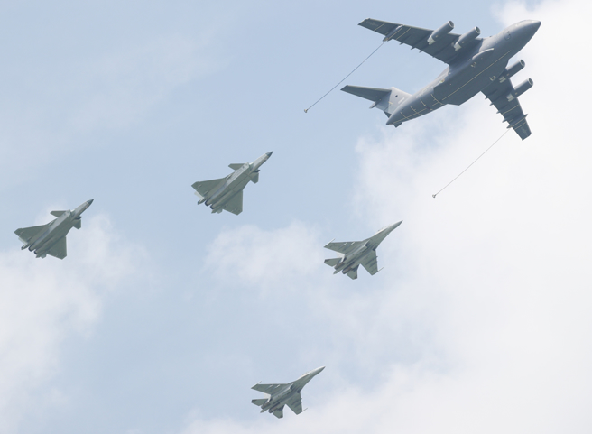 吉林长春航空展上，1架运油-20和两架歼-20，加上两架歼-16在公开表演活动中，展现空中加油的实力。（中新社）