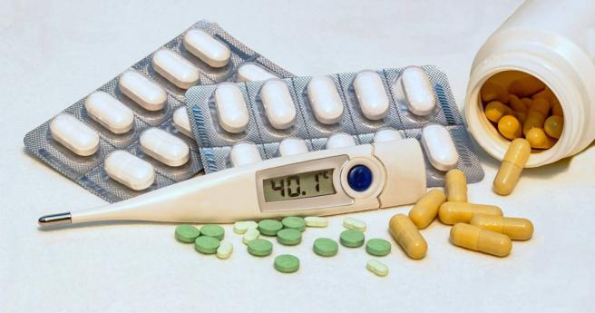 少女持续1周高烧不退，才发现患有感染性疾病「接吻病」。（示意图／PIXABAY）