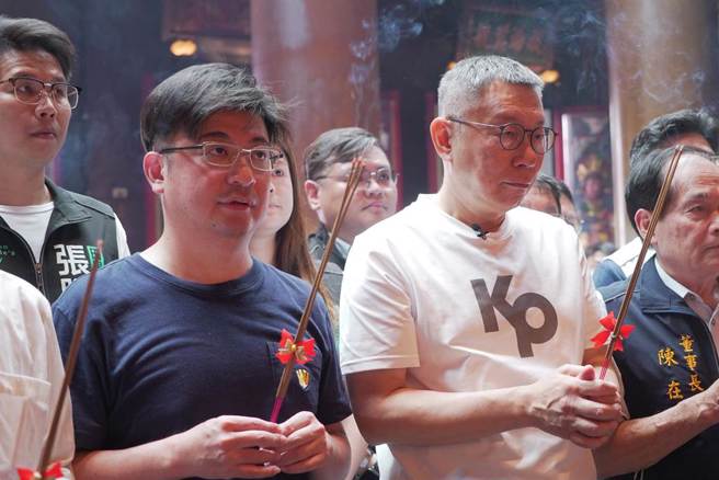 图为彰化县议长谢典林(左二)30日与柯文哲一起到奠安宫参拜。（吴建辉摄）
