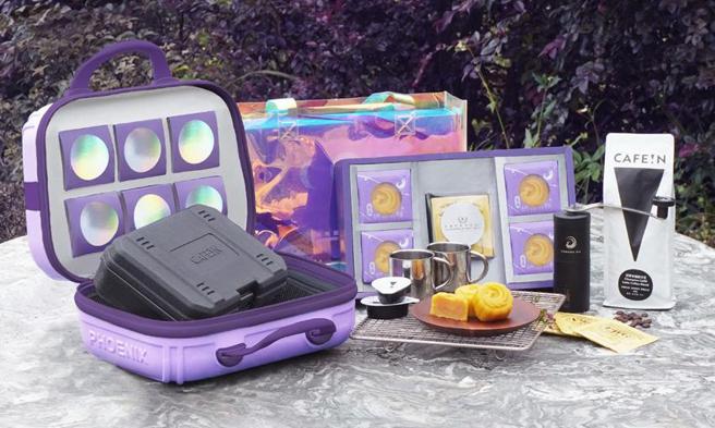 （长荣凤凰酒店(礁溪)推出「凤凰迎月」中秋月饼礼盒，从悠閒旅行的灵感出发以招牌奶凰月饼，搭配臺湾CAFE!N咖啡与新加坡TWG名茶，设计凤凰迎月旅行版、醇萃版、品茗版共三款礼盒。图／礁溪长荣凤凰酒店提供）