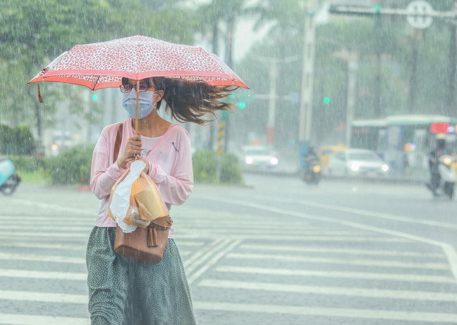 明晚起北台灣受卡努颱風外圍環流影響轉雨，周三有較大雨勢。(資料照)