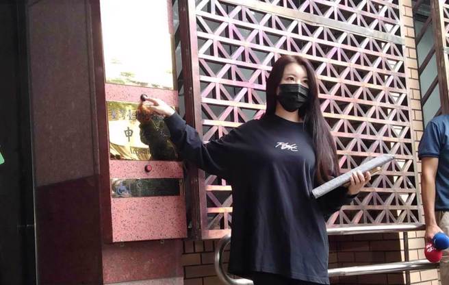 小紅老師日前遭恐嚇發出不自殺聲明，30日深夜發文報平安。（圖／中時資料照）