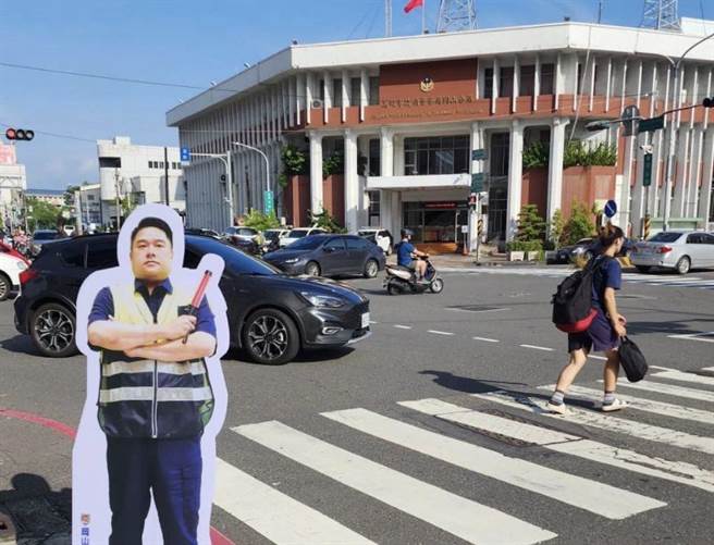 歷史老師呂捷的人形看板將豎立在各大路口，提醒民眾小心安全。（警方提供／林瑞益高雄傳真）