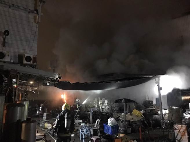 花莲玉里镇一间废金属处理厂今天凌晨突然起火燃烧，经消防人员赶赴打火后，20分钟内控制火势。（花莲县消防局提供／罗亦晽花莲传真）