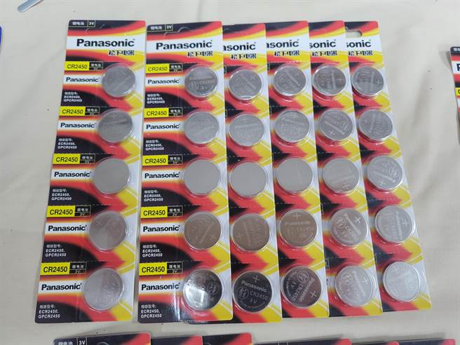 警方日前持搜索票，兵分两路，分别于新北三重、桃园中坜逮捕温男等人，查扣逾1万5千颗仿冒电池。（保二总队提供）