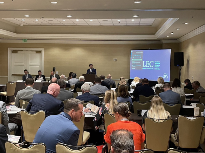 「全美议会交流理事会」（American Legislative Exchange Council，ALEC）26日至28日在佛罗里达州举行第50届年会，吸引逾1500位全美各州参眾议员、非政府组织及企业领袖出席。(图/中央社)