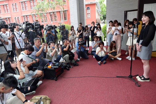 稍早谢衣鳯表示，他和弟弟对于总统选举的想法不同，遭外界见缝插针，弟弟决定退出国民党，她给予尊重，强调已经劝说好几天，不过站在家人角度仍给予尊重与支持。（刘宗龙摄）