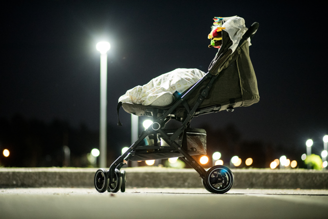 女子提醒，深夜在偏僻的路边发现一台婴儿车，不要下车。（图／示意图，达志影像）