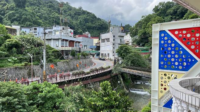 从窗外看出去，可以俯瞰关子岭温泉闹区的景色。（张毓翎摄）