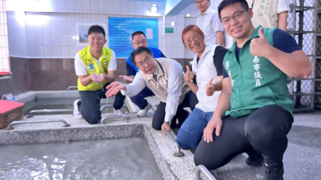 关子岭警光山庄提供大眾池让民眾选择。（张毓翎摄）