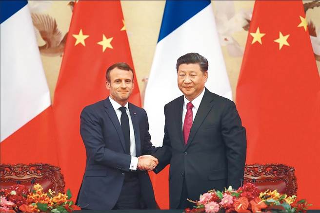 法国经济部长勒梅尔30日在北京表示，与中国脱钩不现实。图为中国国家主席习近平与法国总统马克宏2019年11月在北京会面。（中新社）