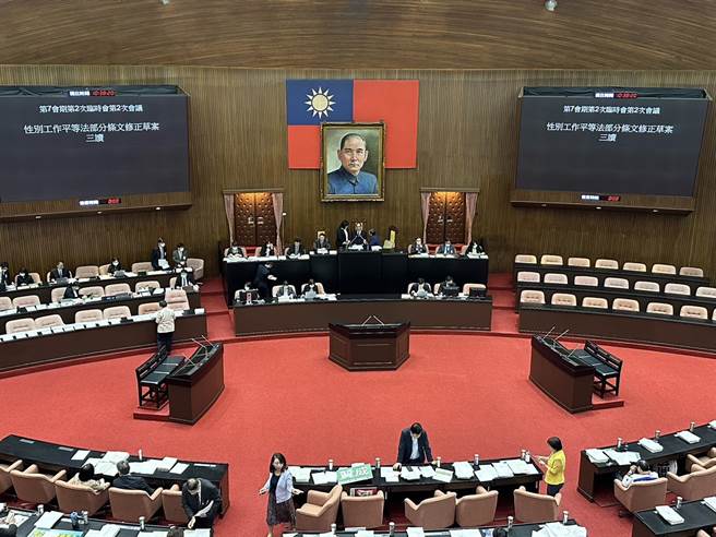 立法院会31日三读修正通过《性别平等工作法》。（黄婉婷摄）