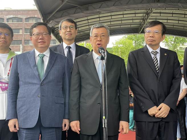 農委會主委陳吉仲將接農業部長，行政院長陳建仁(中)說，相信他可以繼續全面照顧農漁民的福利。(呂筱蟬攝)