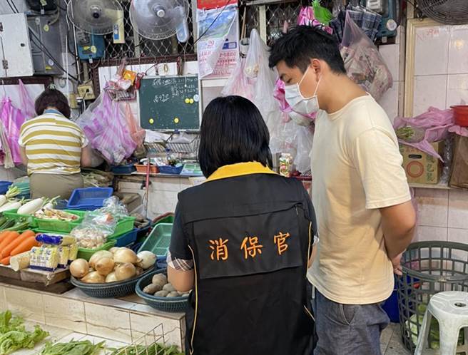 颱风过后，台南市政府法制处消保官前往各传统市场稽查蔬菜价格。（法制处提供／洪荣志台南传真）