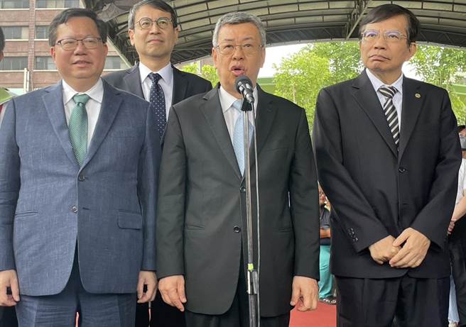 拜登动用总统提拨权对台军援，行政院长陈建仁(中)说，台美维持密切合作。(吕筱蝉摄)