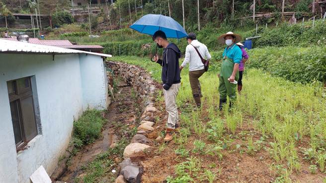新北水保服務團現勘提供免費專業意見及技術輔導。（新北市農業局提供）