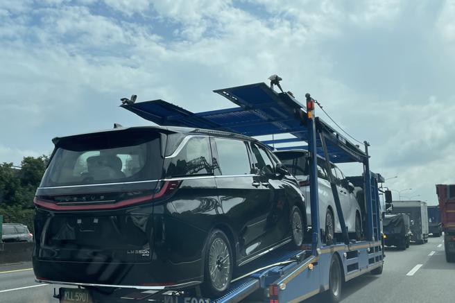 新世代LEXUS LM已展开上市前整备，图为350h四人座车款。（陈大任摄）