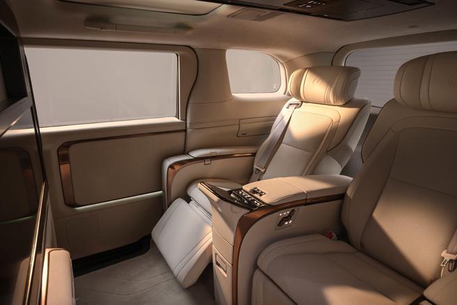 豪华的四座车舱，图为后座空间。（LEXUS提供）