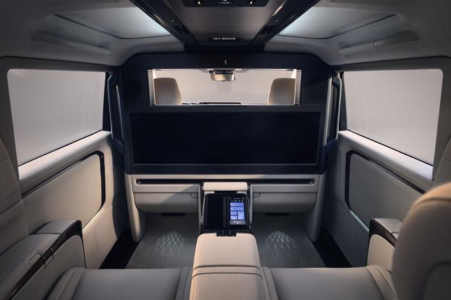 前后座之间隔屏配置萤幕与冰箱。（LEXUS提供）