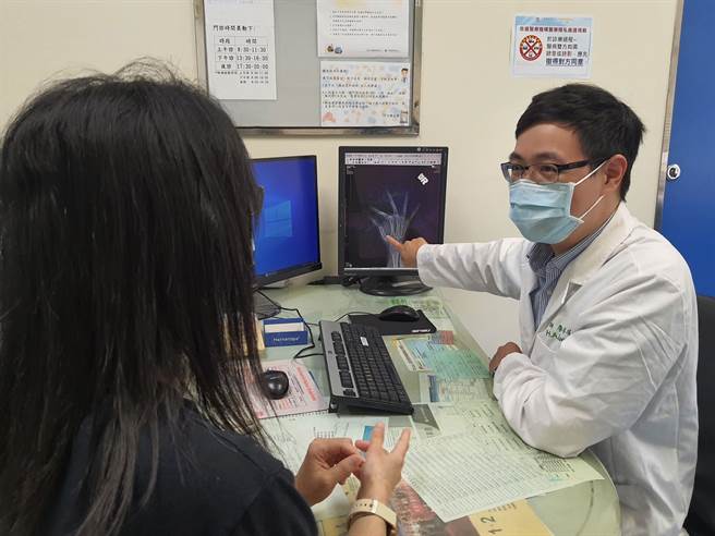 大里仁爱医院运动医学中心医师李祥安（右）提醒，近年人手一台智慧型手机，每日埋首于小萤幕之间用着双手快速敲着键盘打字，使拇指腕掌关节炎的病患有持续增多的趋势。（大里仁爱医院提供／潘虹恩台中传真）