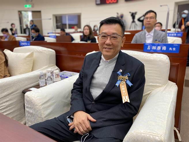 国民党新竹市议长许修睿强调，连菜市场的阿嬷都知道3个和尚没水喝的道理，11月在野一定要整合1组人马参选，才有赢的可能。（陈育贤摄）