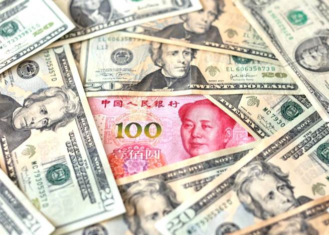 浙江现代数字金融科技研究院理事长周子衡在第一财经撰文表示，在全球范围内，至少有121个国家开始推进去美元化，大规模抛售美国国债。（摘自中新社）