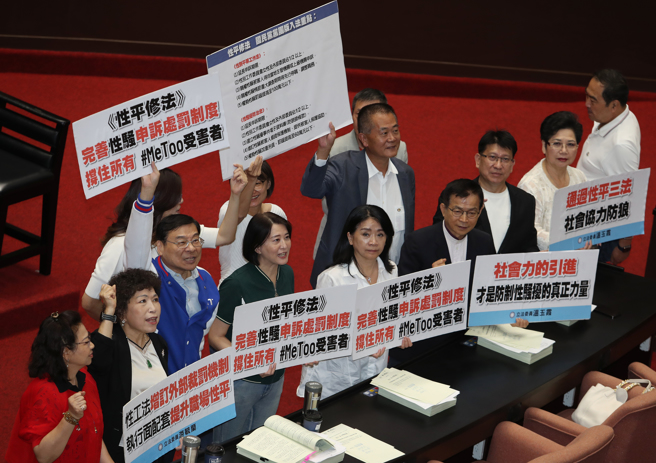 立法院会31日三读修正通过《性骚扰防治法》，完成国内「性平三法」修法最后一块拼图。立法院临时会31日三读通过「性别工作平等法部分条文修正草案」，国民党立法院党团总召曾铭宗（左三）与党团成员们一起拿标语合影。（刘宗龙摄）