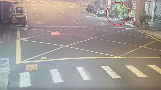 男子酒驾见前方的员警实施酒测临检，弃车逃跑，全程都被监视器拍下。（翻摄画面）