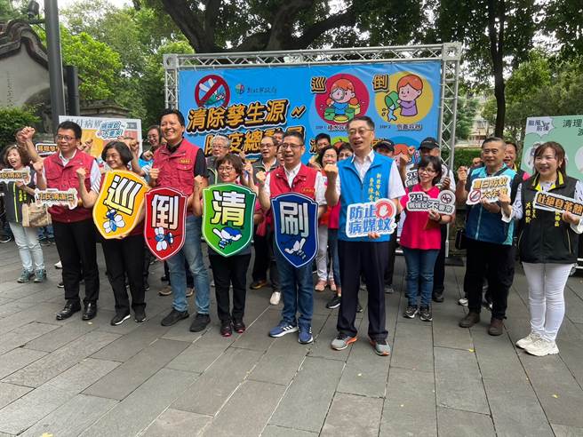 新北市衛生局辦理「市民清潔日」活動，落實「巡、倒、清、刷」杜絕病媒蚊滋生源。（王揚傑攝）