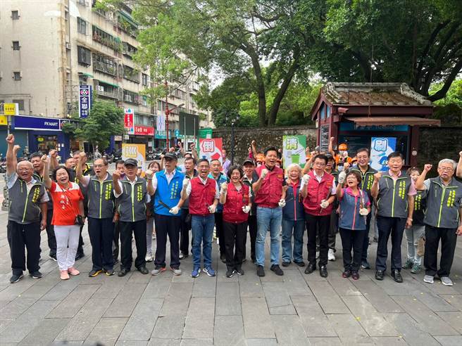 新北市衛生局辦理「市民清潔日」活動，落實「巡、倒、清、刷」杜絕病媒蚊滋生源。（王揚傑攝）