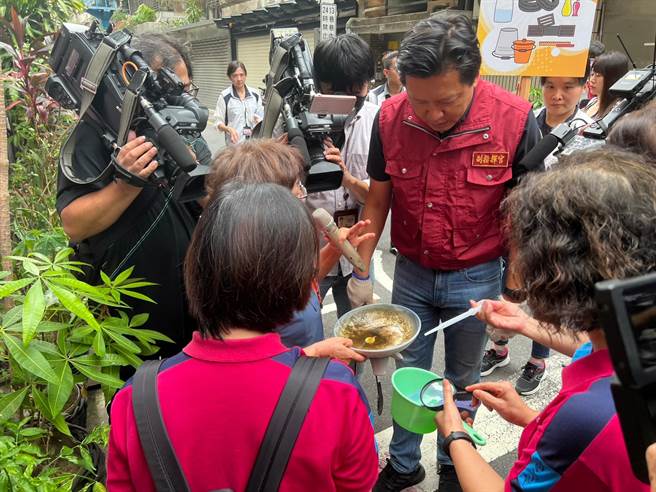 新北市衛生局辦理「市民清潔日」活動，落實「巡、倒、清、刷」杜絕病媒蚊滋生源。（王揚傑攝）