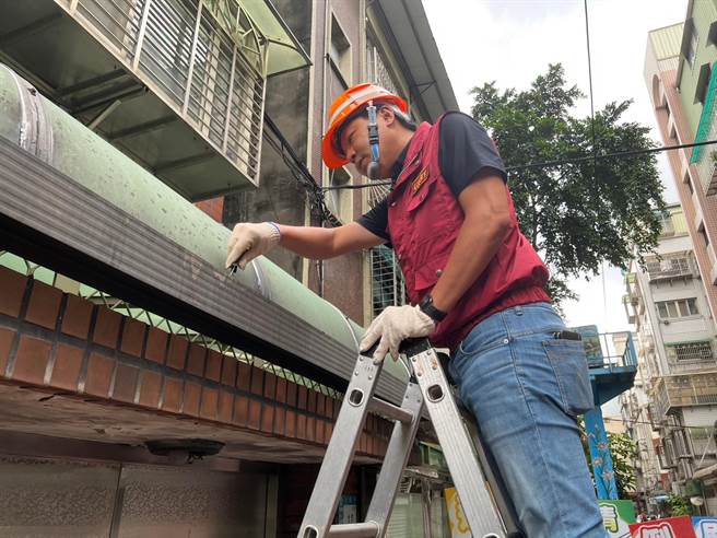 新北市衛生局辦理「市民清潔日」活動，副市長朱惕之動手清理易積水處。（王揚傑攝）