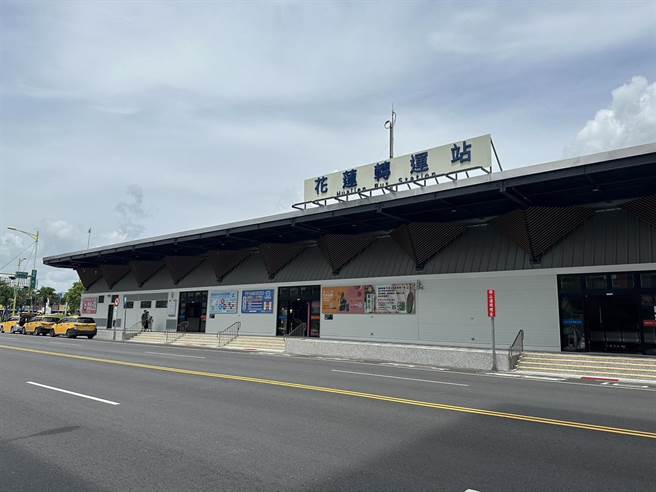 花莲县政府今年将3条北花线国道客运纳入敬老卡与爱心卡的公共运具补助项目，65岁以上长者及身障者明日起持卡至临柜购票，即能免费搭乘，且每月无上限。（本报资料照片）