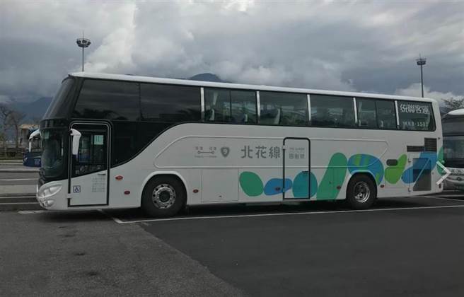 花莲县政府今年将3条北花线国道客运纳入敬老卡与爱心卡的公共运具补助项目，65岁以上长者及身障者明日起持卡至临柜购票，即能免费搭乘，且每月无上限。（罗亦晽摄）