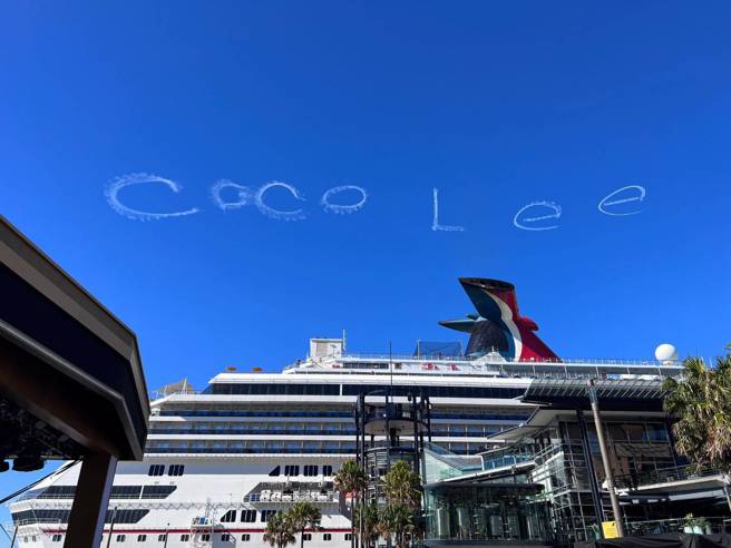 雪梨天空出现「COCO Lee奇景」。（图/声动娱乐提供）