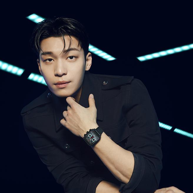 韩国男星魏嘏隽佩戴泰格豪雅Monaco Chronograph 镂空计时绿松色腕表。（TAG Heuer提供／陶福媛台北传真）