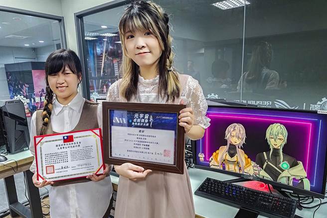 明新科大多游系邱郁云（左）和陈美仪（右）同学，以设计专长加上程式应用，分别在去年与今年获颁国科会大专学生研究创作奖。（明新科大提供／罗浚滨新竹传真）