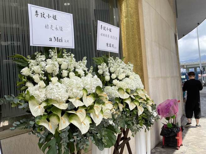 阿妹与陈镇川花篮致意。（中天新闻提供）