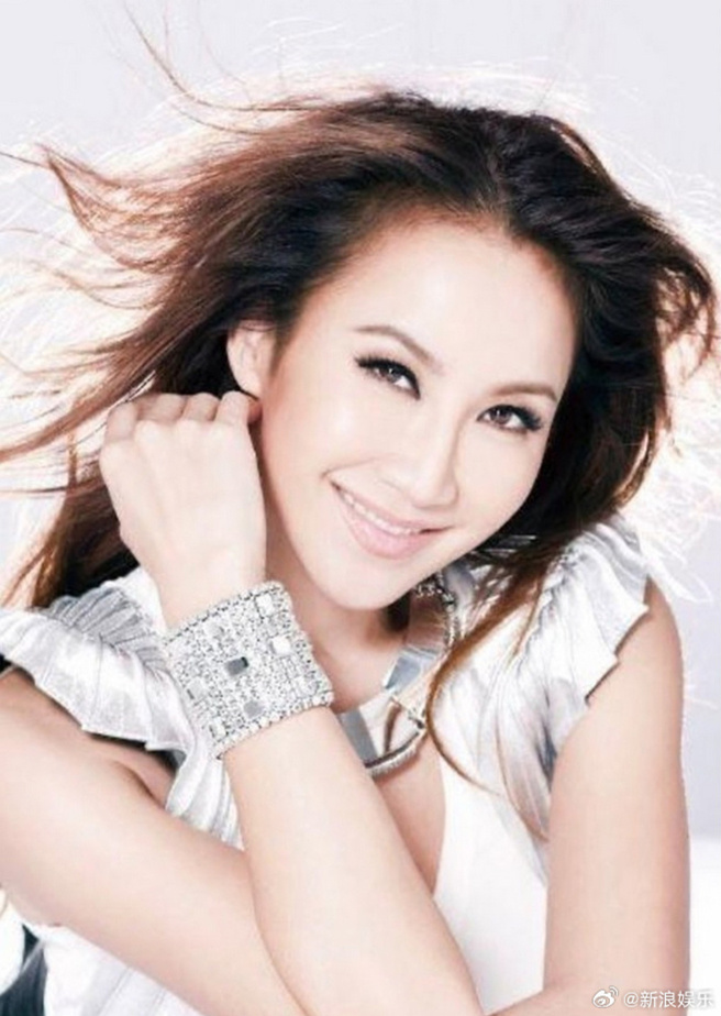 李玟遗照由2个姊姊特别选她2013年为专辑《盛开》的照片，她们都认为照片中的李玟笑得灿烂、就像天使。（图／微博）