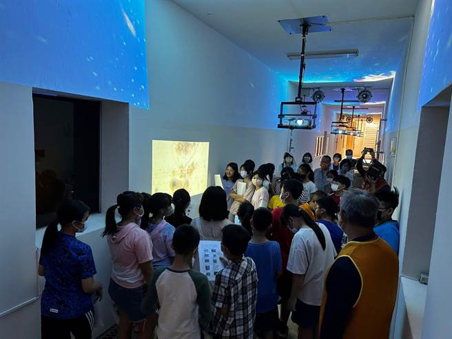 云林县北港镇砾间厂的地下污水玻璃橱窗，可让民眾了解污水净化过程。（北港砾间厂提供／张朝欣云林传真）