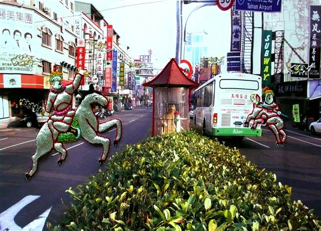 神游之境之走神系列--合境平安。以摄影融入宗教性的刺绣图像，让观者想像在危险的马路上，仍祈望着有神明护佑着往来车辆的一路平安。（作者提供）