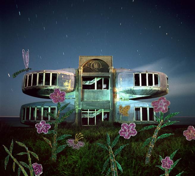 神游仙境之飞碟屋。将台湾过去这些歷史中的废墟影像，融入华丽的刺绣元素，暗示人们对此种失能建物「辉煌过往」的回忆或有神灵家持、「风华再起」的渴望。（作者提供）