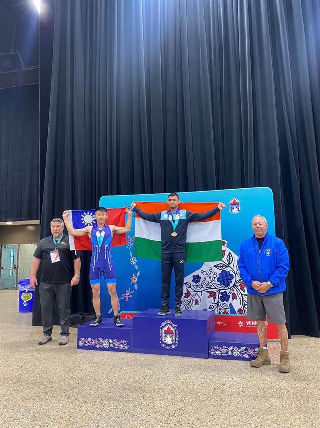 苗栗縣消防局許顥瀚奪下角力項目銀牌。（消防署提供）