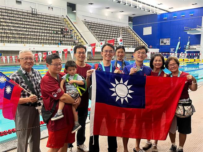 加拿大當地僑胞熱情到賽場應援加油，祝賀黃謙華勇奪銀牌。（消防署提供）