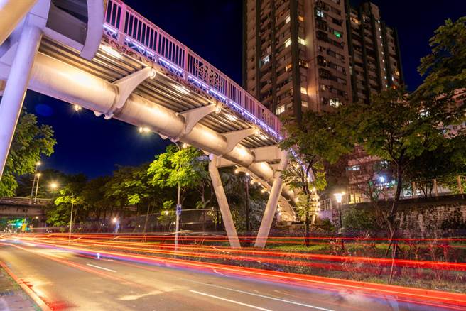 板橋津渡橋上增設百盞燈飾及右岸自行車道新設照樹燈，形塑全新河岸地景。（新北市水利局提供）