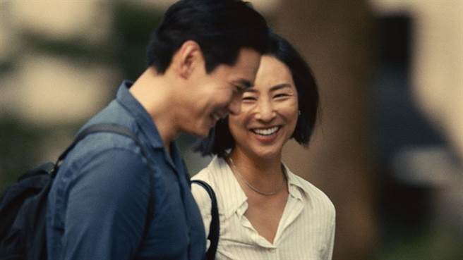 刘台午（左）与葛丽塔李在《之前的我们》有一段纠结的情感。（车库娱乐提供）